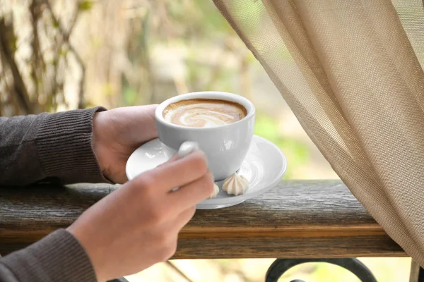 Junge Frau Mit Tasse Leckerem Kaffee Fenster — Stockfoto