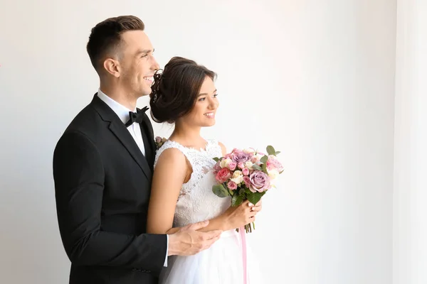 Unga Stiliga Brudgummen Och Vacker Brud Med Bukett Ljus Bakgrund — Stockfoto