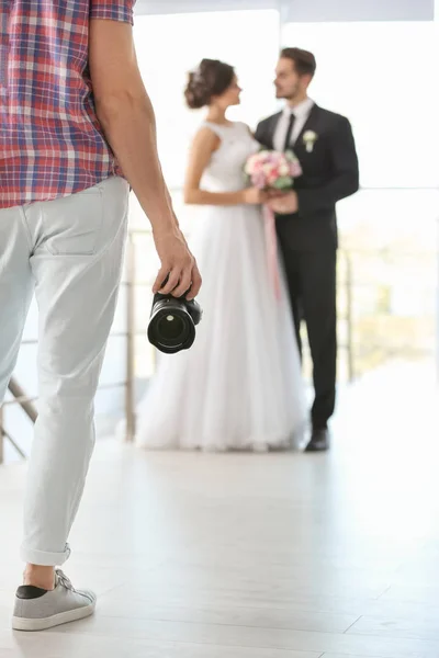 カメラとスタジオでの結婚式でプロのカメラマン — ストック写真