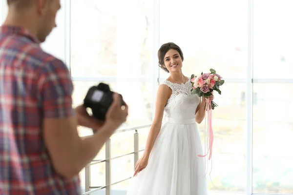 Professioneller Fotograf Mit Kamera Und Wunderschöner Braut Studio — Stockfoto