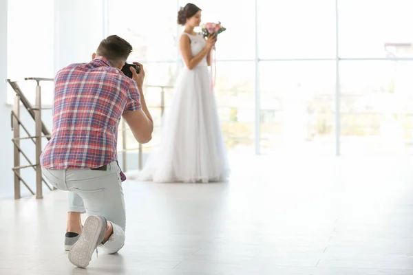 Fotógrafo Profissional Tirando Foto Bela Noiva Estúdio — Fotografia de Stock