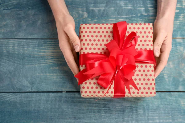 Mujer Joven Sosteniendo Hermosa Caja Regalo Sobre Fondo Madera Vista — Foto de Stock