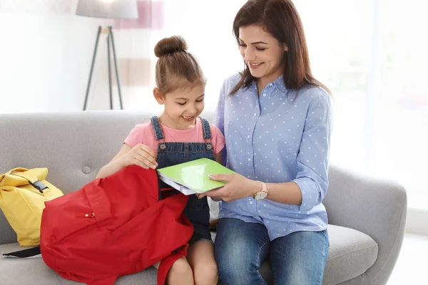 Jeune Femme Aidant Son Petit Enfant Préparer Pour École Maison — Photo