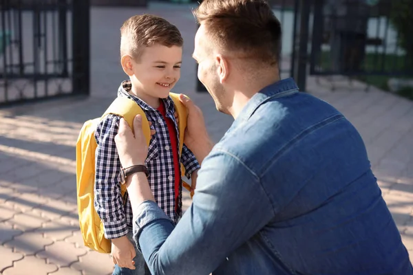 Junger Mann Verabschiedet Sein Kleines Kind Der Nähe Der Schule — Stockfoto