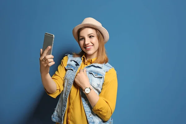 Attraktive Junge Frau Macht Selfie Auf Farbigem Hintergrund — Stockfoto