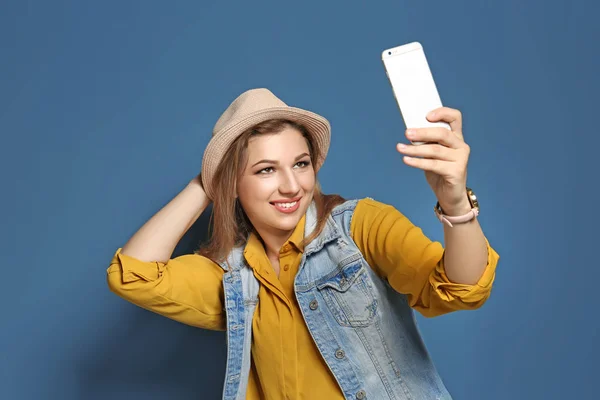 Attraktive Junge Frau Macht Selfie Auf Farbigem Hintergrund — Stockfoto