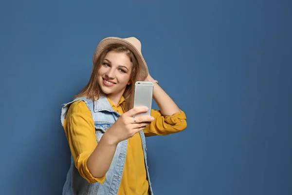 Attraktive Junge Frau Macht Selfie Auf Farbigem Hintergrund — Stockfoto