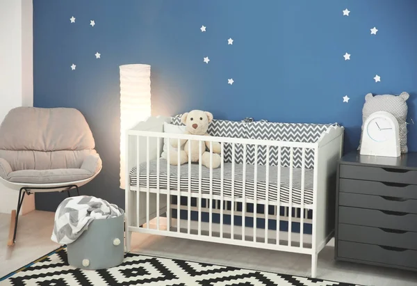 Baby Room Εσωτερικό Άνετη Κούνια Και Κουνιστή Καρέκλα — Φωτογραφία Αρχείου