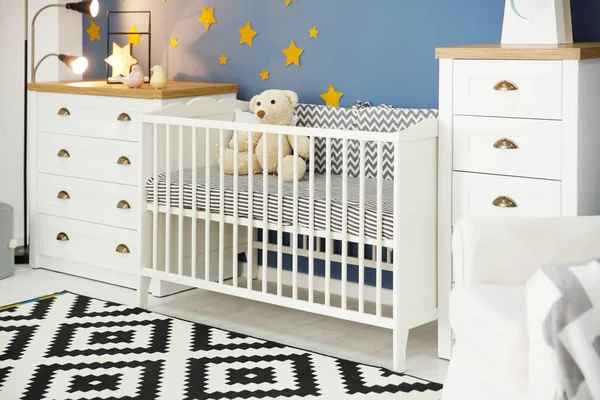 有舒适婴儿床的时髦婴儿房内部 — 图库照片
