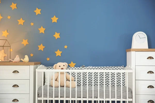 有舒适婴儿床的时髦婴儿房内部 — 图库照片