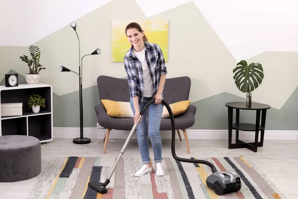 家用吸尘器清理地毯上的污垢的妇女 — 图库照片