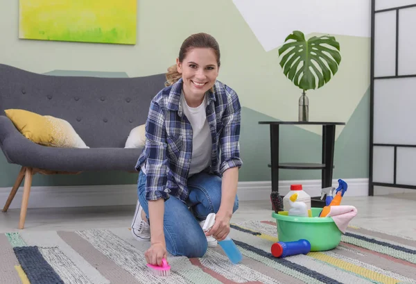 Vrouw Schoonmaak Tapijt Met Borstel Thuis — Stockfoto