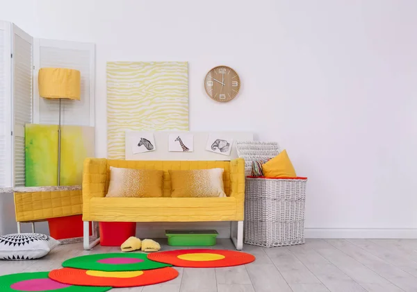 Εσωτερικό Κομψό Καθιστικό Άνετο Καναπέ Σχεδιασμό Σπίτι Στα Χρώματα Του — Φωτογραφία Αρχείου