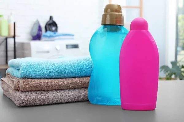Stos Czyste Ręczniki Butelki Detergentów Znajdujących Się Stole Łazience — Zdjęcie stockowe