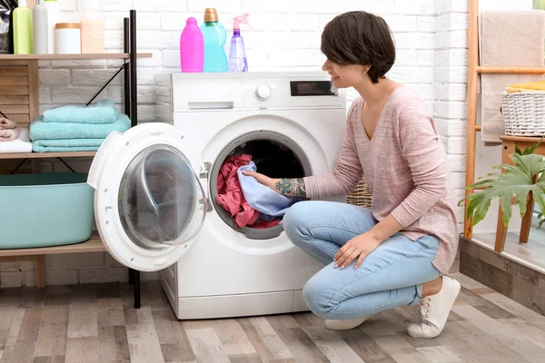 Jovem Mulher Colocando Roupas Máquina Lavar Casa — Fotografia de Stock