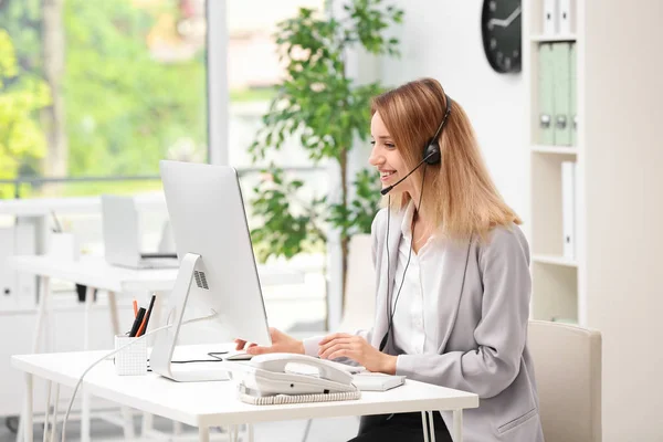 Empfangsdame Mit Headset Schreibtisch Büro — Stockfoto