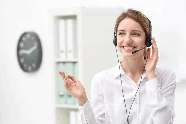 Jovem Recepcionista Com Fone Ouvido Escritório — Fotografia de Stock