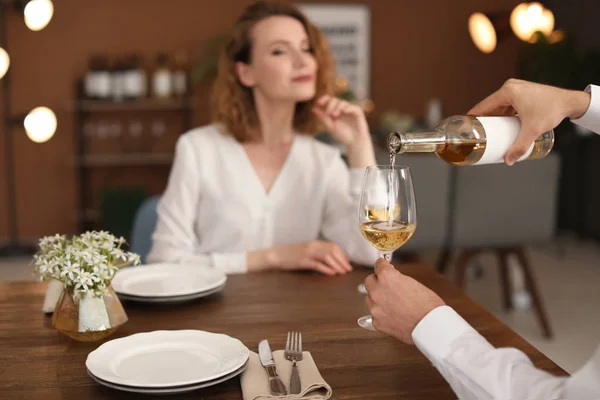 Kellner Gießt Wein Ins Glas Für Gast Restaurant — Stockfoto