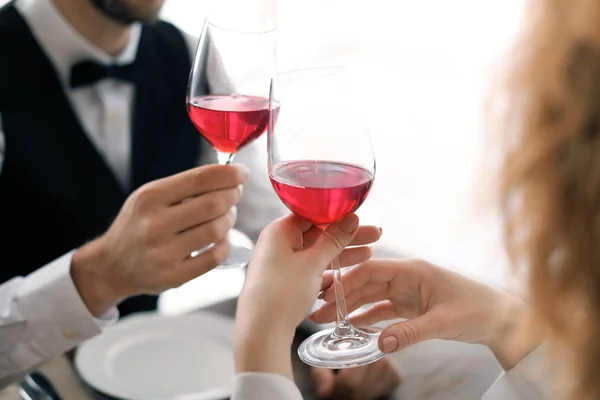 Jong Koppel Met Glazen Heerlijke Wijn Restaurant — Stockfoto