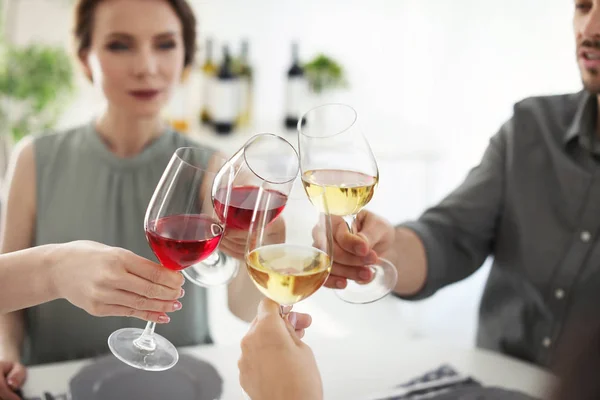 Jovens Com Copos Vinho Delicioso Mesa — Fotografia de Stock