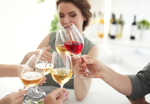 Giovani Con Bicchieri Vino Delizioso Tavola — Foto Stock