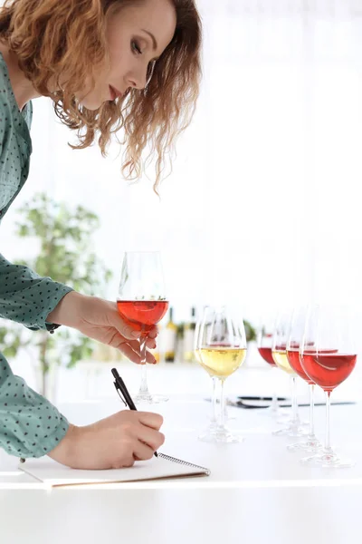 Frau Mit Notizbuch Probiert Köstlichen Wein Tisch Drinnen — Stockfoto