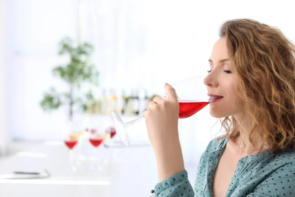 Donna Con Bicchiere Vino Delizioso Chiuso — Foto Stock