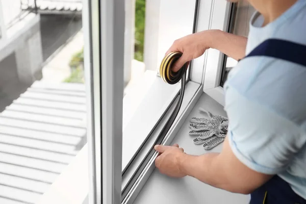 Trabajador Construcción Poniendo Cinta Espuma Sellado Ventana Interior —  Fotos de Stock