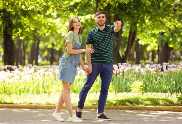 Jovem Casal Feliz Parque Verde Dia Ensolarado Primavera — Fotografia de Stock