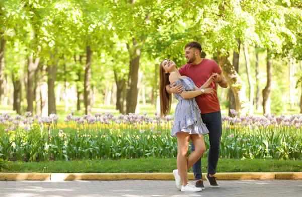 Glückliches Junges Paar Grünen Park Einem Sonnigen Frühlingstag — Stockfoto