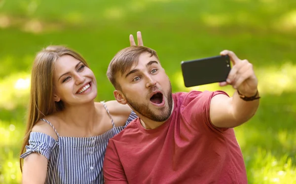 Felice Giovane Coppia Prendendo Selfie Erba Verde Nel Parco — Foto Stock