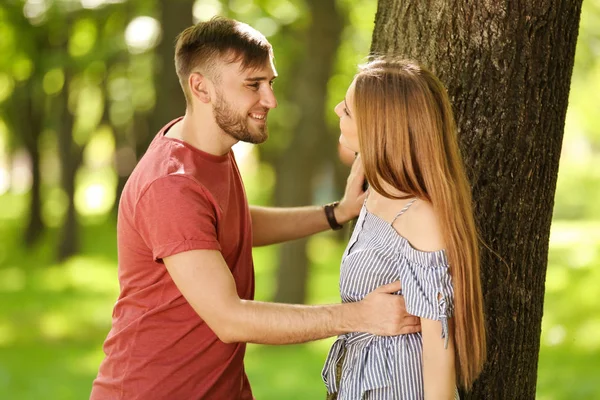 Joyeux Jeune Couple Dans Parc Verdoyant Jour Ensoleillé Printemps — Photo