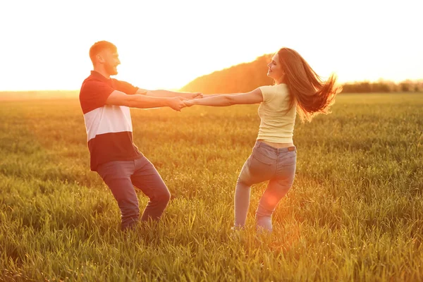 Gelukkige Jonge Paar Groene Veld Zonnige Lentedag — Stockfoto