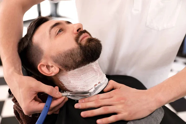 Professioneller Friseur Der Mit Kunden Friseursalon Zusammenarbeitet Hipster Mode — Stockfoto