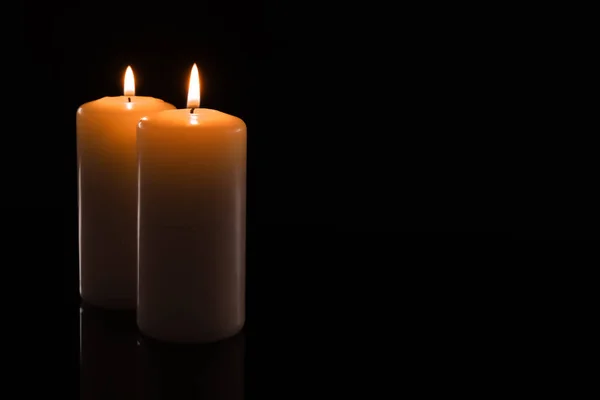 黒の背景 クローズ アップの燃焼のワックスの蝋燭 — ストック写真