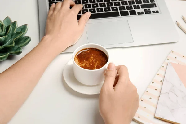 Mujer Joven Con Taza Delicioso Café Utilizando Ordenador Portátil Mesa — Foto de Stock
