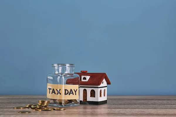 Huis Model Glazen Pot Met Label Tax Day Munten Tafel — Stockfoto