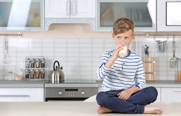 Bedårande Liten Pojke Med Glas Mjölk Köket — Stockfoto