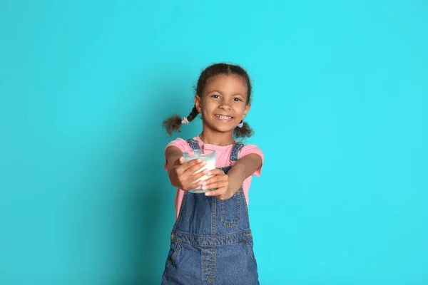 Adorable Chica Afroamericana Con Vaso Leche Sobre Fondo Color — Foto de Stock