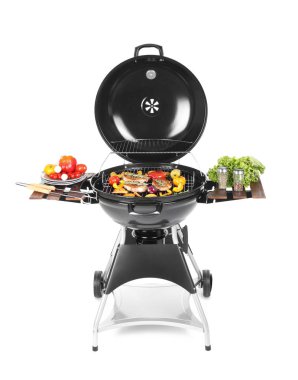 Modern Barbekü ızgara beyaz zemin üzerine lezzetli yemekler ile