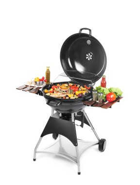 Modern Barbekü ızgara beyaz zemin üzerine lezzetli yemekler ile