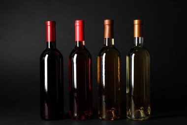 Koyu arka plan üzerinde pahalı şarap şişe