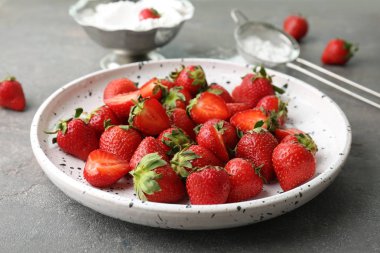 Olgun kırmızı çilek tablo ile plaka