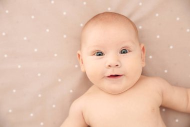 Yatakta, üstten görünüm yatarken bebek kız