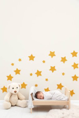 Küçük yatakta uyuyan sevimli bebek