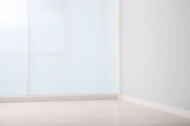 Pencere boş oturma odası. İç tasarım