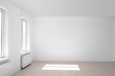 Windows ile boş oturma odası. İç tasarım