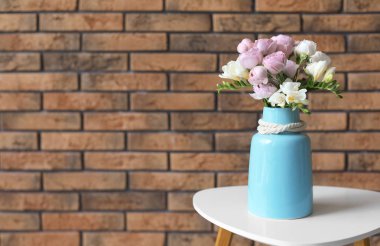 Masada kapalı güzel çiçekli vazo