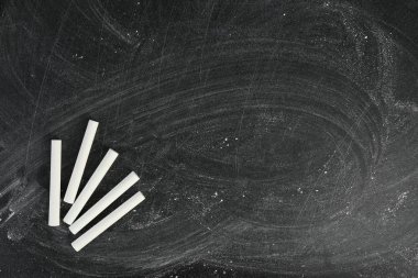 Metin için yer ile kirli yazı tahtası üzerinde tebeşir