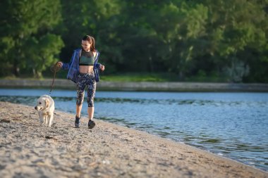 Sahilde köpeğini birlikte olan kadın. Evde beslenen hayvan kaygı